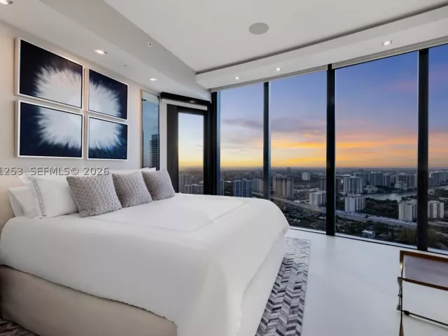4-bedroom condo for sale in Sunny Isles Beach - 18555 Collins Ave 4405 - MondialRealty