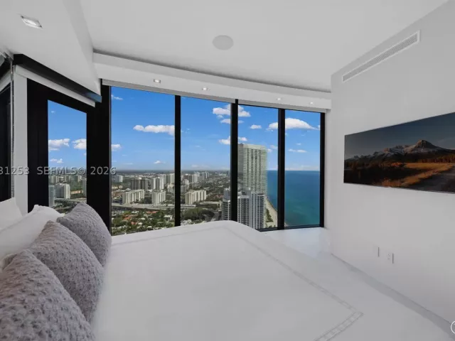 4-bedroom condo for sale in Sunny Isles Beach - 18555 Collins Ave 4405 - MondialRealty