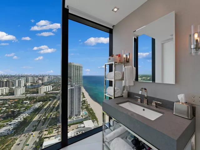 4-bedroom condo for sale in Sunny Isles Beach - 18555 Collins Ave 4405 - MondialRealty