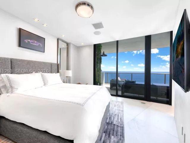 4-bedroom condo for sale in Sunny Isles Beach - 18555 Collins Ave 4405 - MondialRealty
