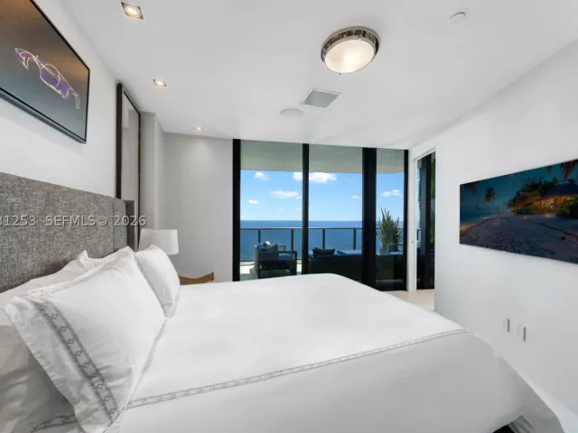 4-bedroom condo for sale in Sunny Isles Beach - 18555 Collins Ave 4405 - MondialRealty