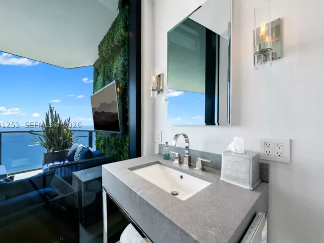 4-bedroom condo for sale in Sunny Isles Beach - 18555 Collins Ave 4405 - MondialRealty