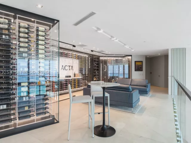 4-bedroom condo for sale in Sunny Isles Beach - 18555 Collins Ave 4405 - MondialRealty