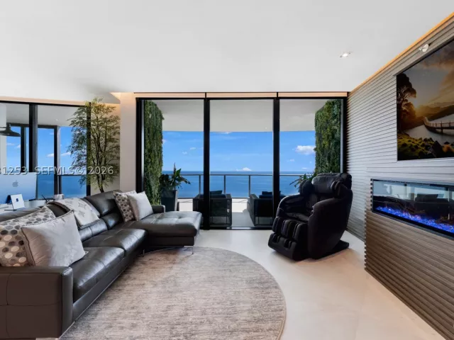 4-bedroom condo for sale in Sunny Isles Beach - 18555 Collins Ave 4405 - MondialRealty