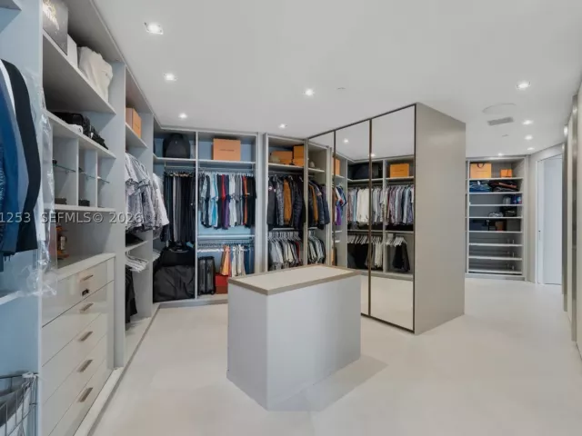 4-bedroom condo for sale in Sunny Isles Beach - 18555 Collins Ave 4405 - MondialRealty
