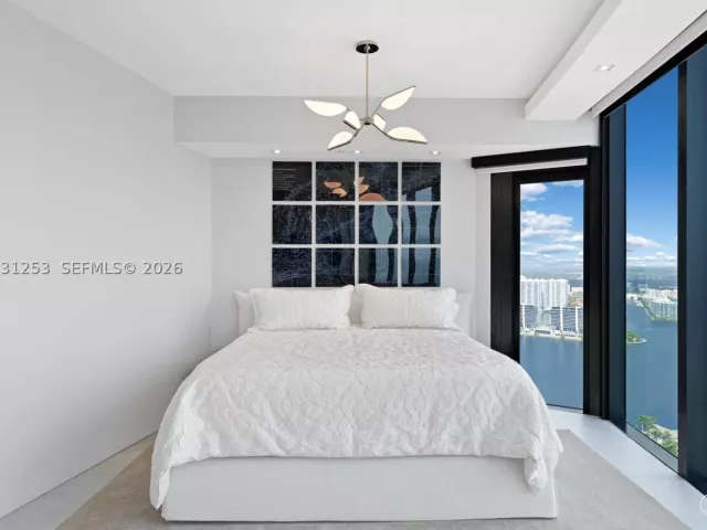 4-bedroom condo for sale in Sunny Isles Beach - 18555 Collins Ave 4405 - MondialRealty