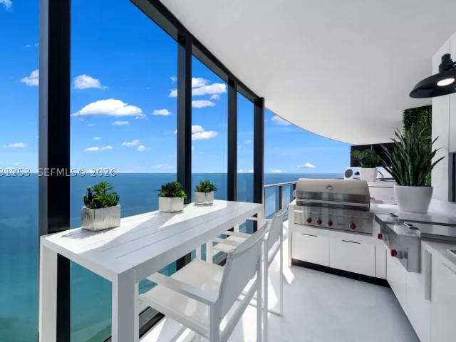 4-bedroom condo for sale in Sunny Isles Beach - 18555 Collins Ave 4405 - MondialRealty