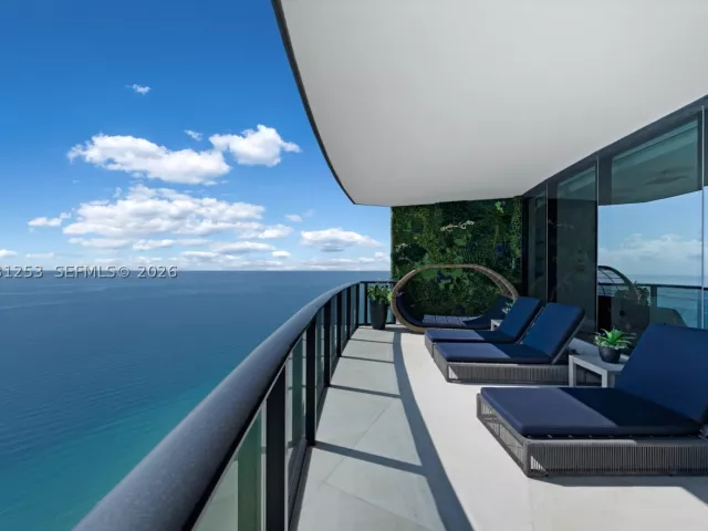 4-bedroom condo for sale in Sunny Isles Beach - 18555 Collins Ave 4405 - MondialRealty