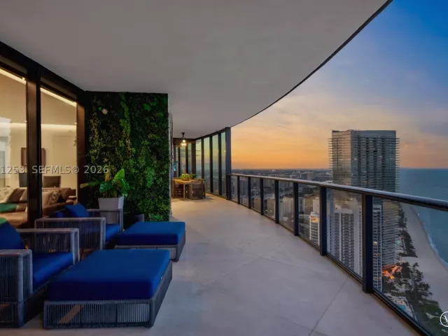 4-bedroom condo for sale in Sunny Isles Beach - 18555 Collins Ave 4405 - MondialRealty