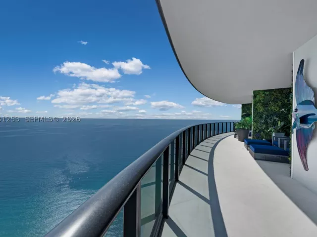 4-bedroom condo for sale in Sunny Isles Beach - 18555 Collins Ave 4405 - MondialRealty