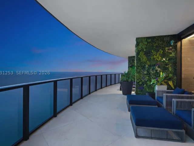 4-bedroom condo for sale in Sunny Isles Beach - 18555 Collins Ave 4405 - MondialRealty