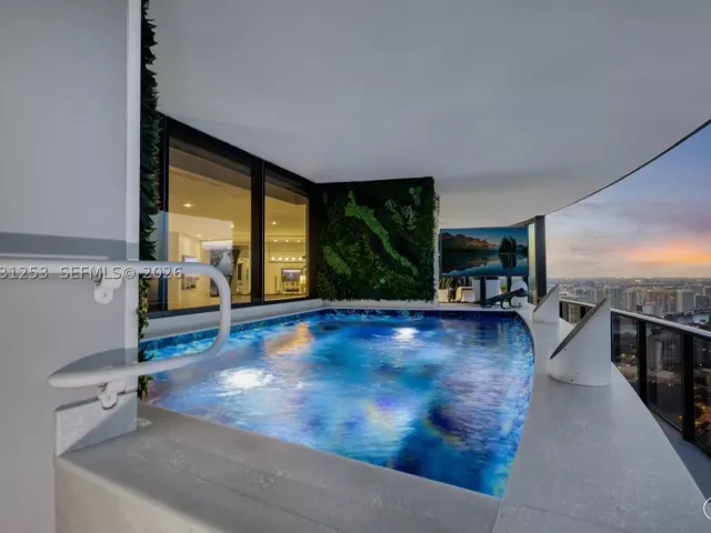 4-bedroom condo for sale in Sunny Isles Beach - 18555 Collins Ave 4405 - MondialRealty