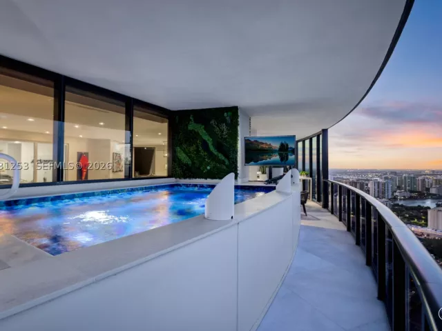 4-bedroom condo for sale in Sunny Isles Beach - 18555 Collins Ave 4405 - MondialRealty