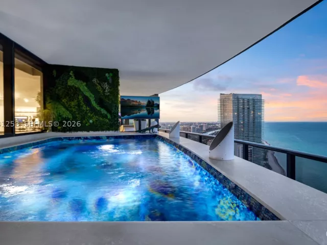 4-bedroom condo for sale in Sunny Isles Beach - 18555 Collins Ave 4405 - MondialRealty