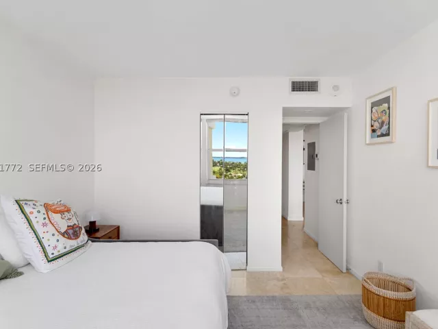 2-bedroom condo for rent in Miami Beach - 5600 Collins Ave 14R - MondialRealty