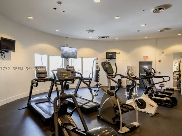 2-bedroom condo for rent in Miami Beach - 5600 Collins Ave 14R - MondialRealty