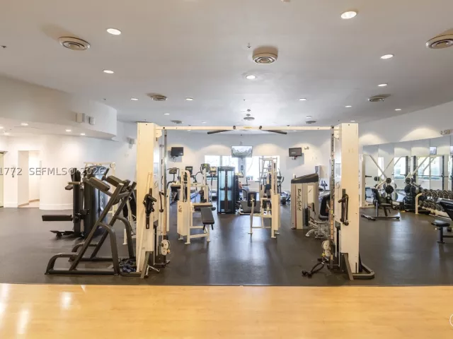 2-bedroom condo for rent in Miami Beach - 5600 Collins Ave 14R - MondialRealty