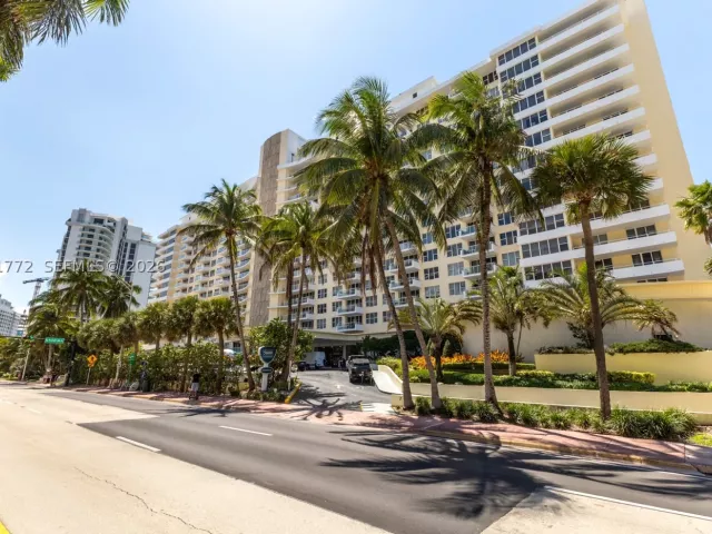 2-bedroom condo for rent in Miami Beach - 5600 Collins Ave 14R - MondialRealty