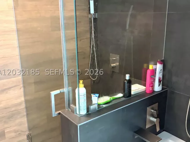 3-bedroom condo for rent in Miami Beach - 5900 Collins Ave 702 - MondialRealty