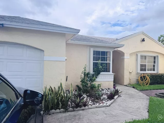 3-bedroom home for sale in Pembroke Pines - 11747 NW 12th Street - MondialRealty