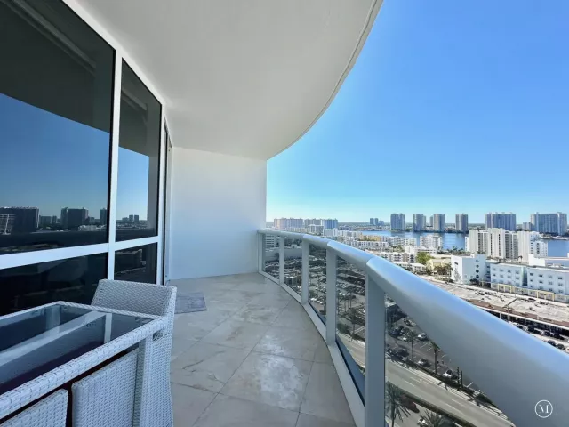 2-bedroom condo for rent in Sunny Isles Beach - 18201 Collins Avenue 1901 - MondialRealty