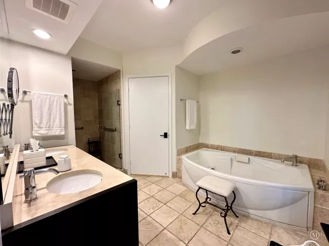 2-bedroom condo for rent in Sunny Isles Beach - 18201 Collins Avenue 1901 - MondialRealty