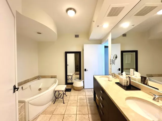 2-bedroom condo for rent in Sunny Isles Beach - 18201 Collins Avenue 1901 - MondialRealty