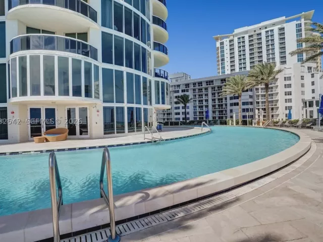 2-bedroom condo for sale in Sunny Isles Beach - 17201 Collins Ave# DEN 1203 - MondialRealty