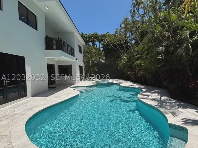 5-bedroom home for rent in Coral Gables - 6220 SW 144th St - MondialRealty