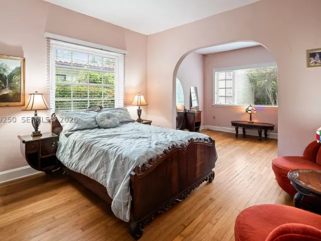 2-bedroom home for sale in Coral Gables - 732 Majorca Ave - MondialRealty