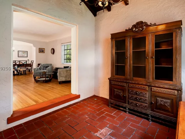 2-bedroom home for sale in Coral Gables - 732 Majorca Ave - MondialRealty
