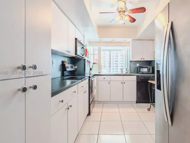 1-bedroom condo for sale in Miami Beach - 2655 Collins Ave 603 - MondialRealty