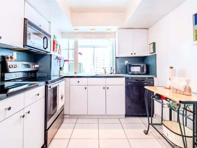 1-bedroom condo for sale in Miami Beach - 2655 Collins Ave 603 - MondialRealty
