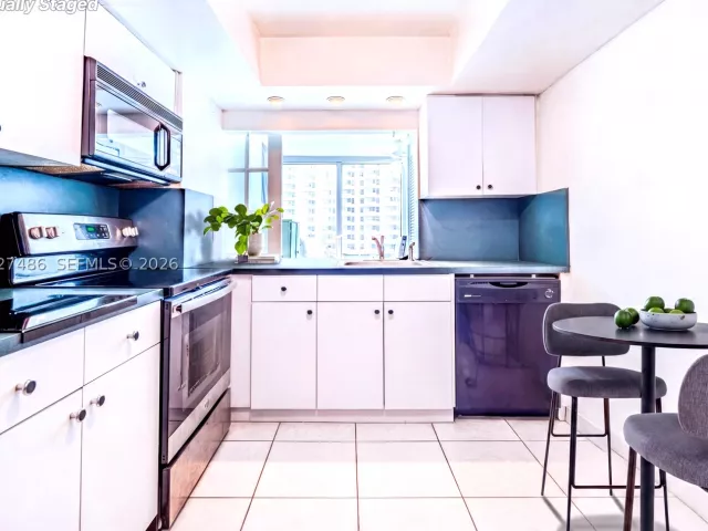 1-bedroom condo for sale in Miami Beach - 2655 Collins Ave 603 - MondialRealty