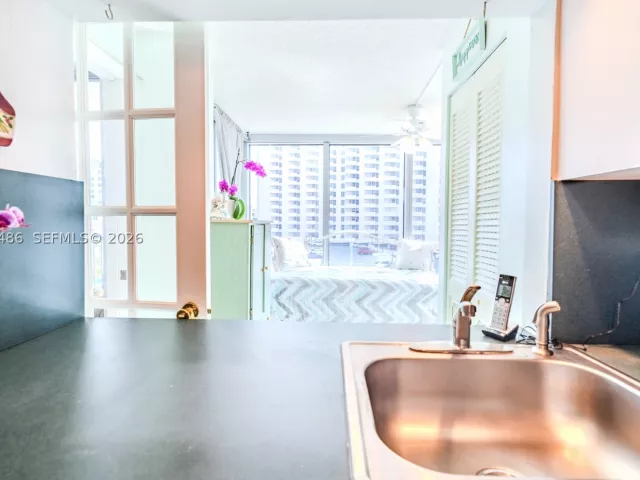1-bedroom condo for sale in Miami Beach - 2655 Collins Ave 603 - MondialRealty