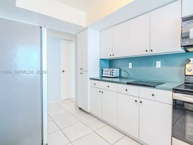 1-bedroom condo for sale in Miami Beach - 2655 Collins Ave 603 - MondialRealty