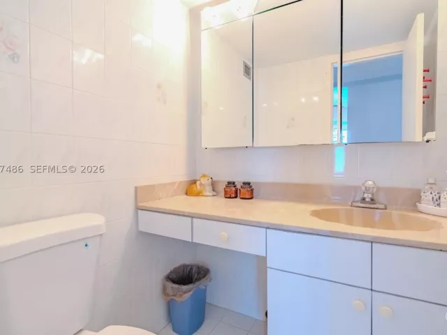 1-bedroom condo for sale in Miami Beach - 2655 Collins Ave 603 - MondialRealty