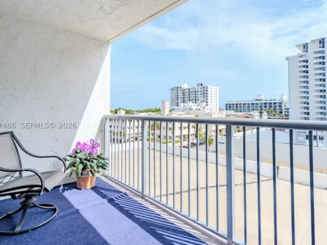 1-bedroom condo for sale in Miami Beach - 2655 Collins Ave 603 - MondialRealty