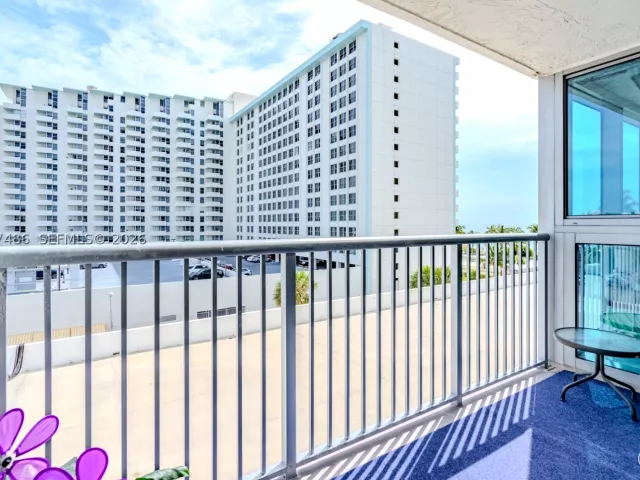 1-bedroom condo for sale in Miami Beach - 2655 Collins Ave 603 - MondialRealty