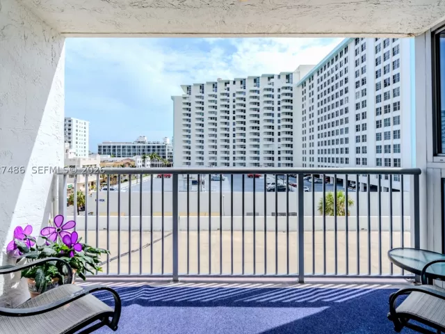 1-bedroom condo for sale in Miami Beach - 2655 Collins Ave 603 - MondialRealty