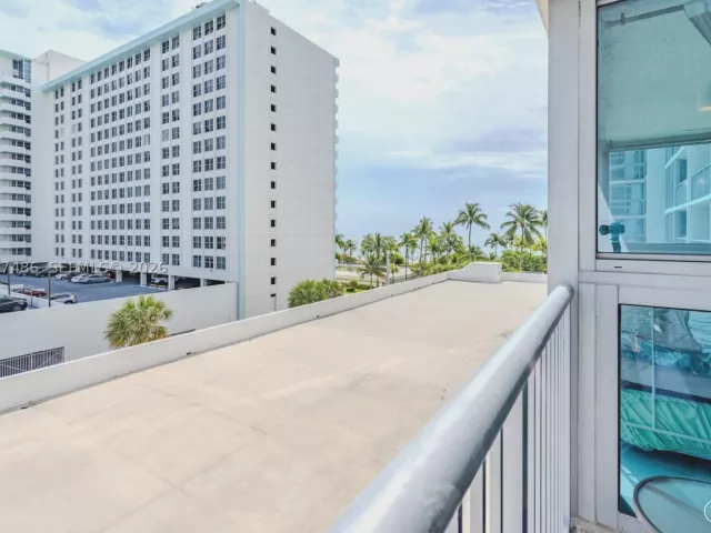 1-bedroom condo for sale in Miami Beach - 2655 Collins Ave 603 - MondialRealty