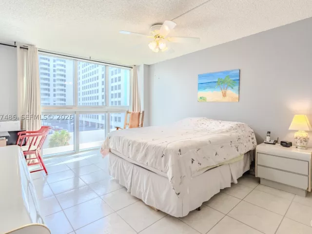 1-bedroom condo for sale in Miami Beach - 2655 Collins Ave 603 - MondialRealty