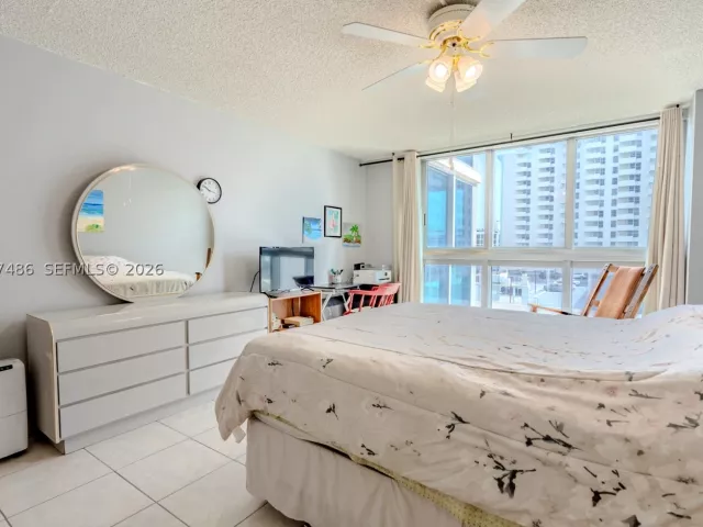 1-bedroom condo for sale in Miami Beach - 2655 Collins Ave 603 - MondialRealty