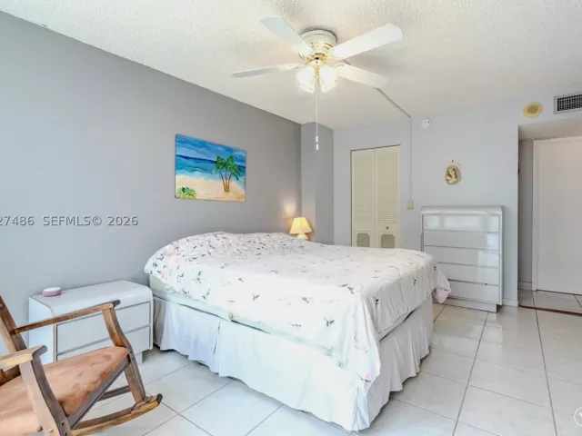 1-bedroom condo for sale in Miami Beach - 2655 Collins Ave 603 - MondialRealty