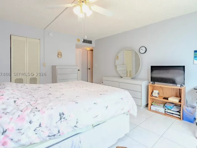 1-bedroom condo for sale in Miami Beach - 2655 Collins Ave 603 - MondialRealty