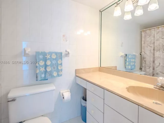 1-bedroom condo for sale in Miami Beach - 2655 Collins Ave 603 - MondialRealty