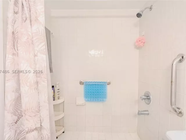 1-bedroom condo for sale in Miami Beach - 2655 Collins Ave 603 - MondialRealty