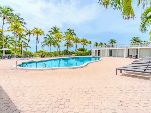 1-bedroom condo for sale in Miami Beach - 2655 Collins Ave 603 - MondialRealty
