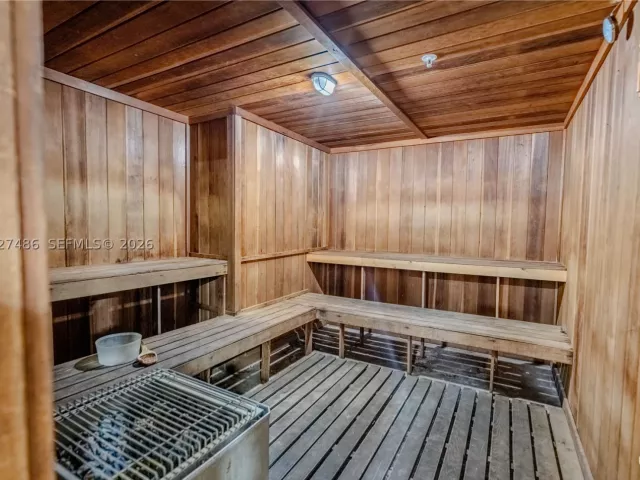 1-bedroom condo for sale in Miami Beach - 2655 Collins Ave 603 - MondialRealty