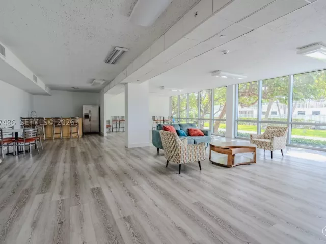 1-bedroom condo for sale in Miami Beach - 2655 Collins Ave 603 - MondialRealty